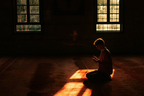 Entenda O que significa viver em estado de graça: Descubra com Jose Eduardo Oliveira e Silva a condição espiritual que fortalece a alma e sua importância na fé. Produção de Jose Eduardo De Oliveira e Silva.