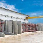 Descubra como o controlo tecnológico garante a qualidade dos painéis de betão, segundo a análise de Valderci Malagosini Machado.