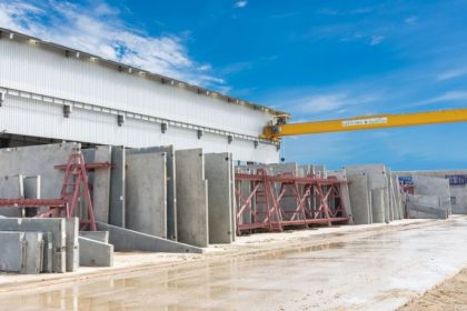 Descubra como o controlo tecnológico garante a qualidade dos painéis de betão, segundo a análise de Valderci Malagosini Machado.