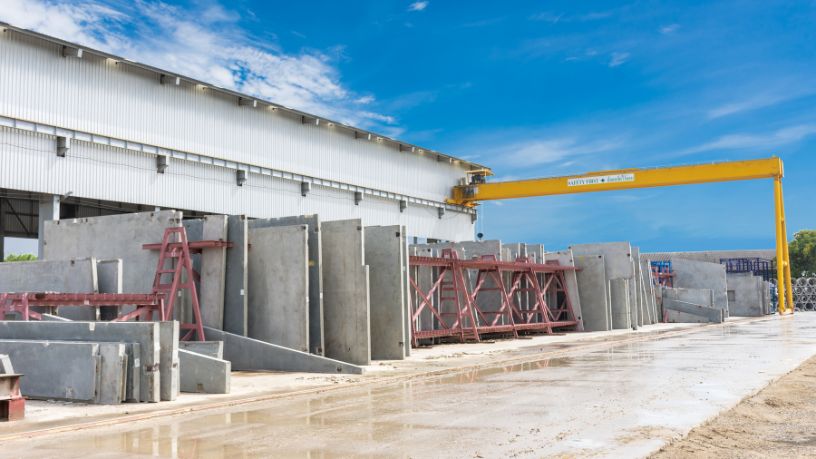 Descubra como o controlo tecnológico garante a qualidade dos painéis de betão, segundo a análise de Valderci Malagosini Machado.